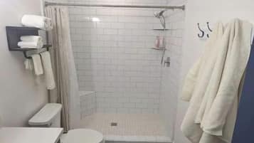 Douche, sèche-cheveux, serviettes fournies, savon