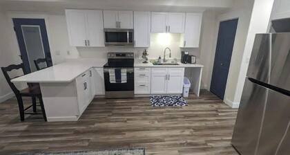 Cozy Mountain-View Haven / Full Kitchen / Hot Tub / Easy SLC & Ski Access