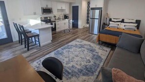 Un apartamento moderno con cocina, comedor y un dormitorio.