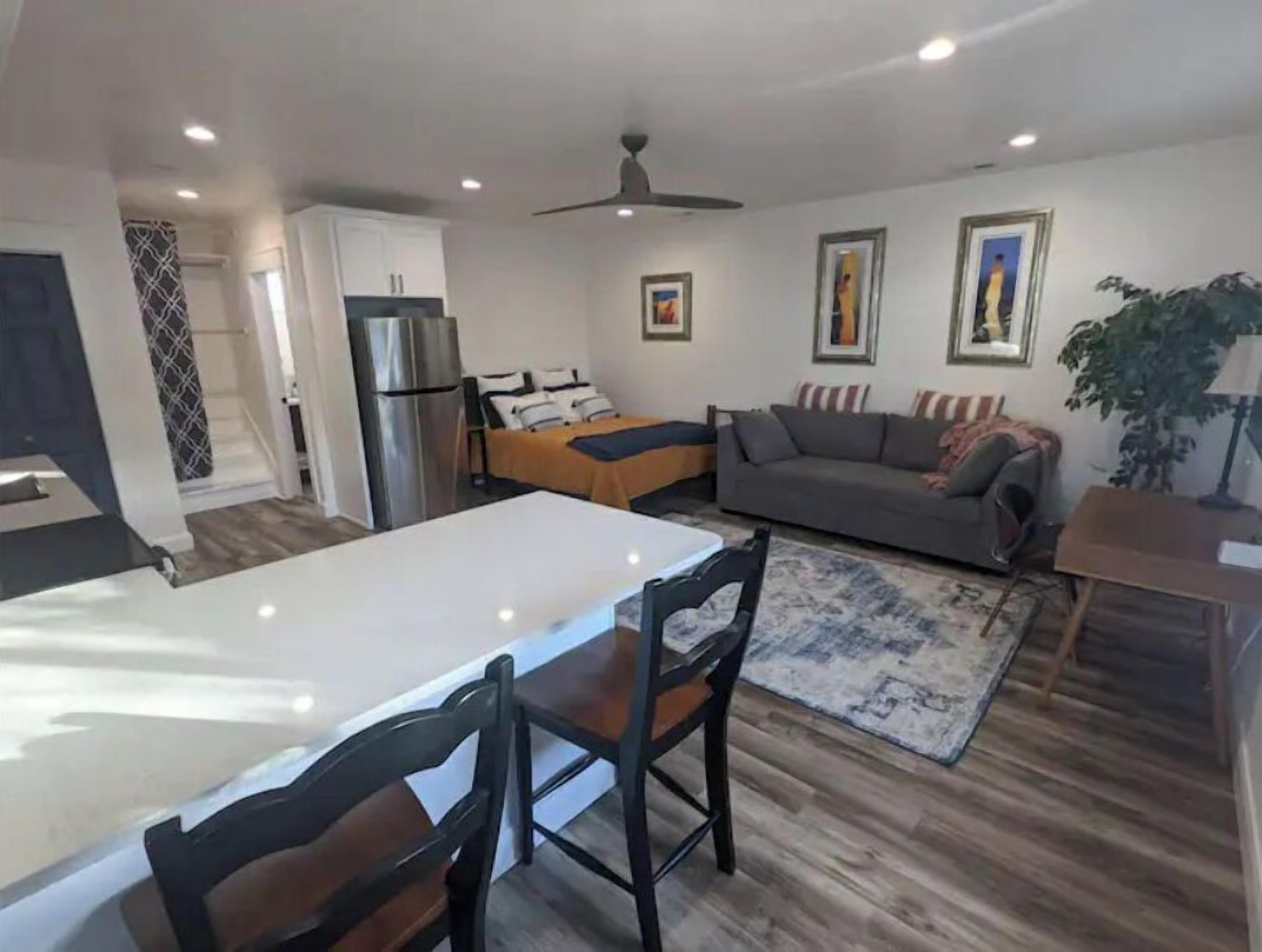 Smart TV, Netflix, Hulu, streaming services