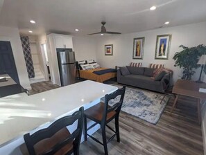 Smart TV, Netflix, Hulu, streaming services