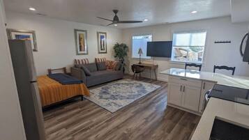 Smart TV, Netflix, Hulu, streaming services