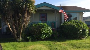 Einbungalow mit einem Gründach, einer Veranda und einer US-amerikanischen Flagge.