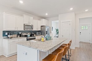 ثلاجة، ميكروويف، فرن، موقد طهي مسطح