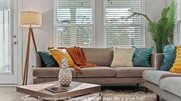 Smart TV, chimenea, videojuegos y Hulu