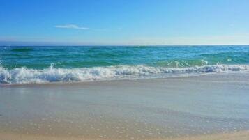 Playa en los alrededores, camastros y toallas de playa
