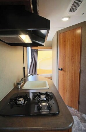 Frigorifero, microonde, piano cottura, bollitore elettrico