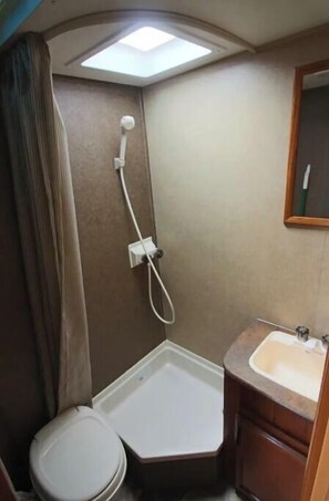 Regadera, toallas, jabón, papel de baño 