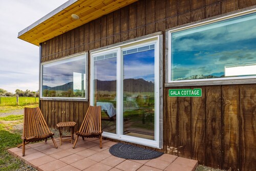 Off-grid tiny home in apple orchard with million-dollar mountain views!