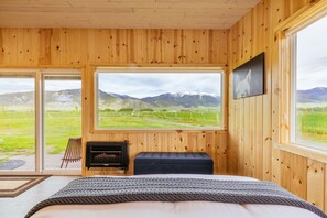 1 bedroom, free WiFi, bed sheets - Off-grid tiny home in apple orchard with million-dollar mountain views! (Whitehall)