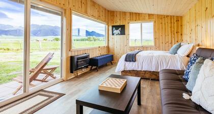Off-grid tiny home in apple orchard with million-dollar mountain views!