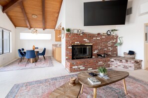 Smart TV, fireplace, books - Waterfront Haven (Discovery Bay)