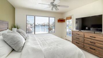 3 quartos, escrivaninha, ferros/tábuas de passar roupa, berço de viagem