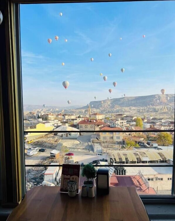 32-inch LCD TV with cable channels, TV, printers - Balloon View Hotel (Nevsehir)