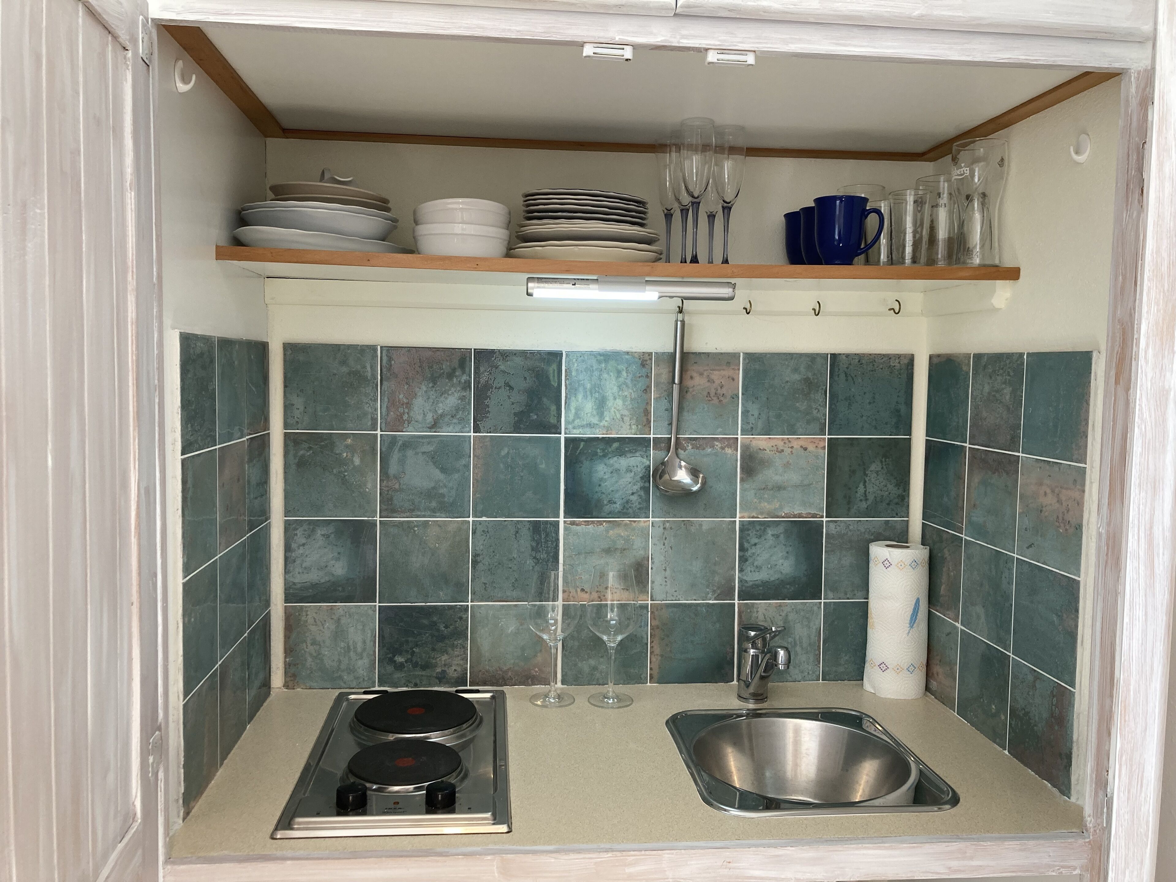 Réfrigérateur, plaque de cuisson, cafetière/bouilloire