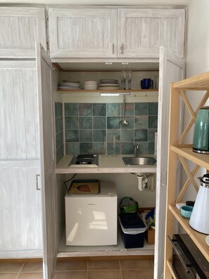 Fridge, stovetop, coffee/tea maker, electric kettle - The Blue Studio at Taras Land (Durrus)