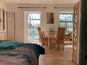 1 habitación, tabla de planchar con plancha, wifi gratis y ropa de cama