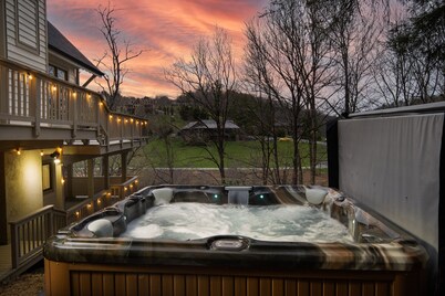 Stunning River Front Treehouse!