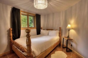 5 bedrooms, desk, free WiFi, bed sheets