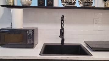 Réfrigérateur, micro-ondes, cafetiÚre/bouilloire, grille-pain