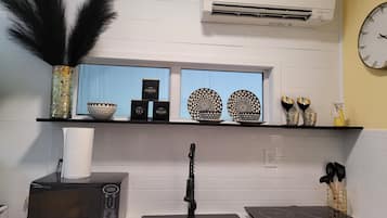 Réfrigérateur, micro-ondes, cafetiÚre/bouilloire, grille-pain