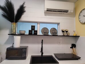 Kühlschrank, Mikrowelle, Wasserkocher mit Kaffee-/Teezubehör, Toaster