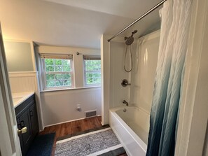 Combined shower/tub, towels, toilet paper