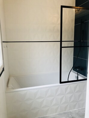 Bathtub, hair dryer, towels, soap - Quiet family apartment in city center - Paris on foot (Levallois-Perret)