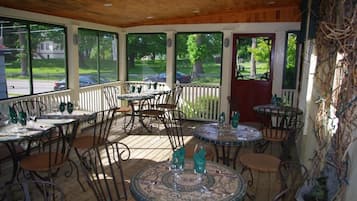 Frühstück, Mittagessen, Abendessen, Blick auf den Garten 