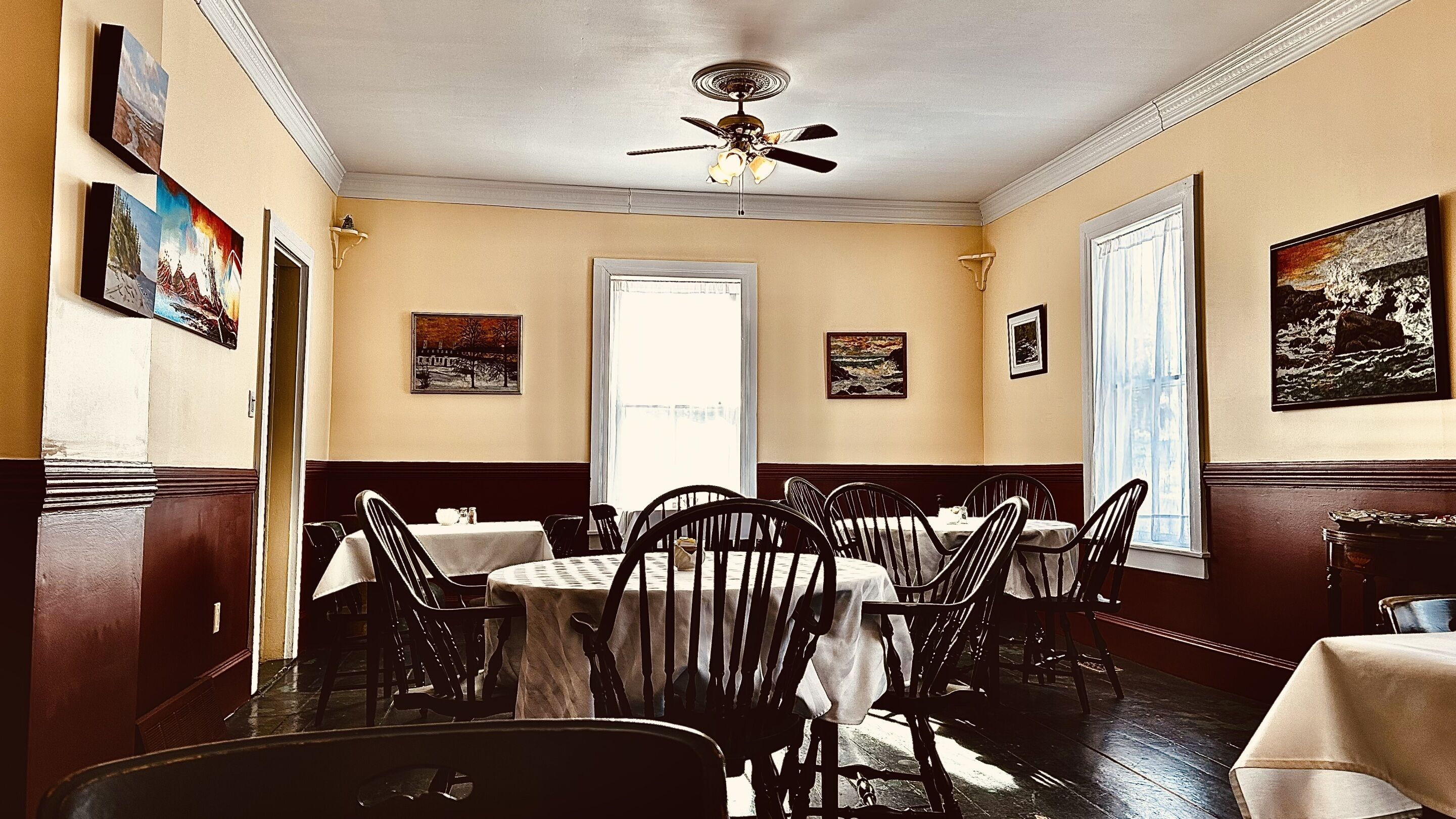 Serveert diner, tuinzicht 