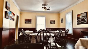 Aftensmad, udsigt til haven 