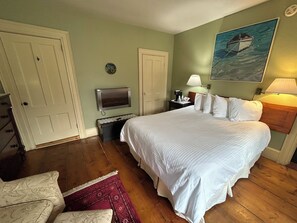 Hypo-allergenic bedding, individually decorated, individually furnished - The Garrison House Inn (Annapolis Royal)