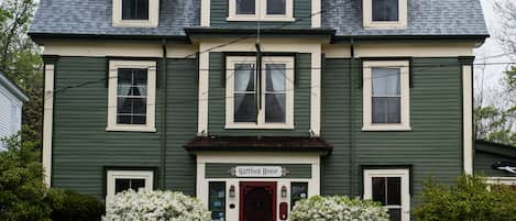 Fachada de la propiedad