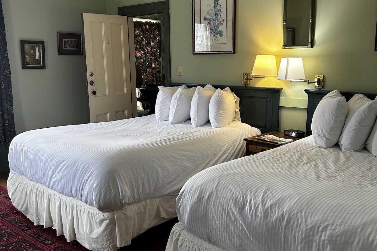 Dobbeltværelse - eget badeværelse | Allergivenligt sengetøj, individuelt design, individuel indretning