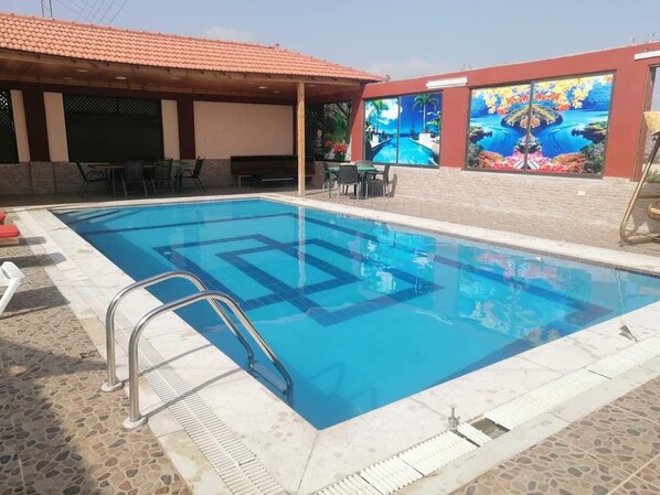 من حمّامات السباحة المغطاة، حمّام سباحة خارجي