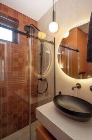 Badewanne, Haartrockner, Handtücher, Seife