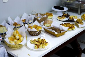 Free daily buffet breakfast  - Hotel Rio Verde (Rio Verde)