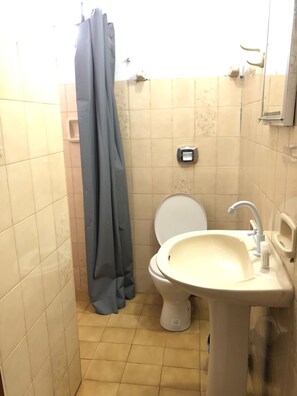 Towels, soap, shampoo, toilet paper - Hotel Rio Verde (Rio Verde)