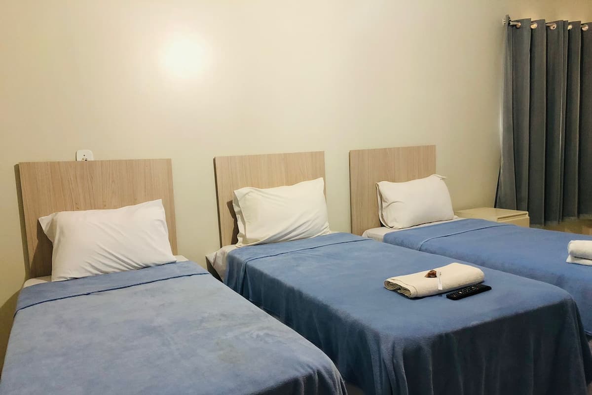 Chambre Triple Supérieure | Espace de travail pour ordinateur portable, Wi-Fi gratuit, draps fournis