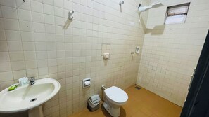 Asciugamani, sapone, shampoo, carta igienica