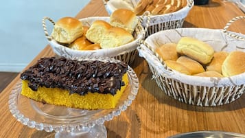 Café da manhã com buffet grátis todos os dias