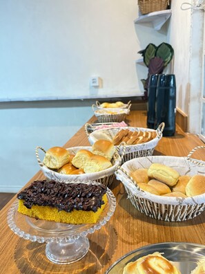 Free daily buffet breakfast  - Hotel Central Suites (Rio Verde)