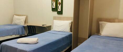 Standard Triple Room | Laptop workspace, free WiFi, bed sheets