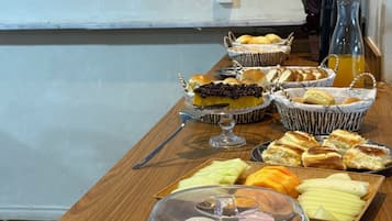 Café da manhã com buffet grátis todos os dias