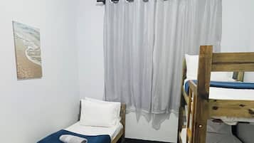 Espaço de trabalho para notebook, Wi-Fi de cortesia, roupa de cama