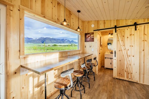 Off-grid tiny home in apple orchard with million-dollar mountain views!