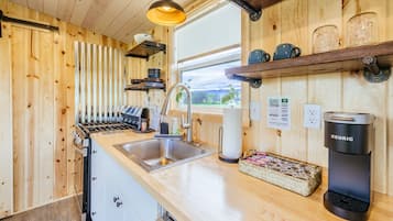 Een koelkast, een oven, een kookplaat, een koffiezetapparaat/waterkoker
