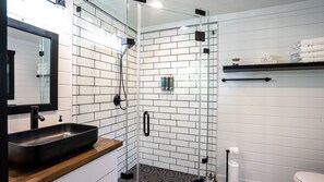 Een douche, een haardroger, handdoeken, zeep