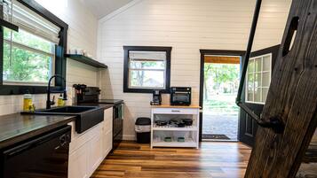 雪櫃、微波爐、焗爐、爐具