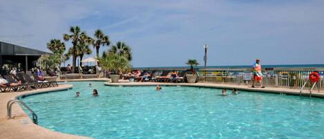 Innenpool, Außenpool (je nach Saison geöffnet)